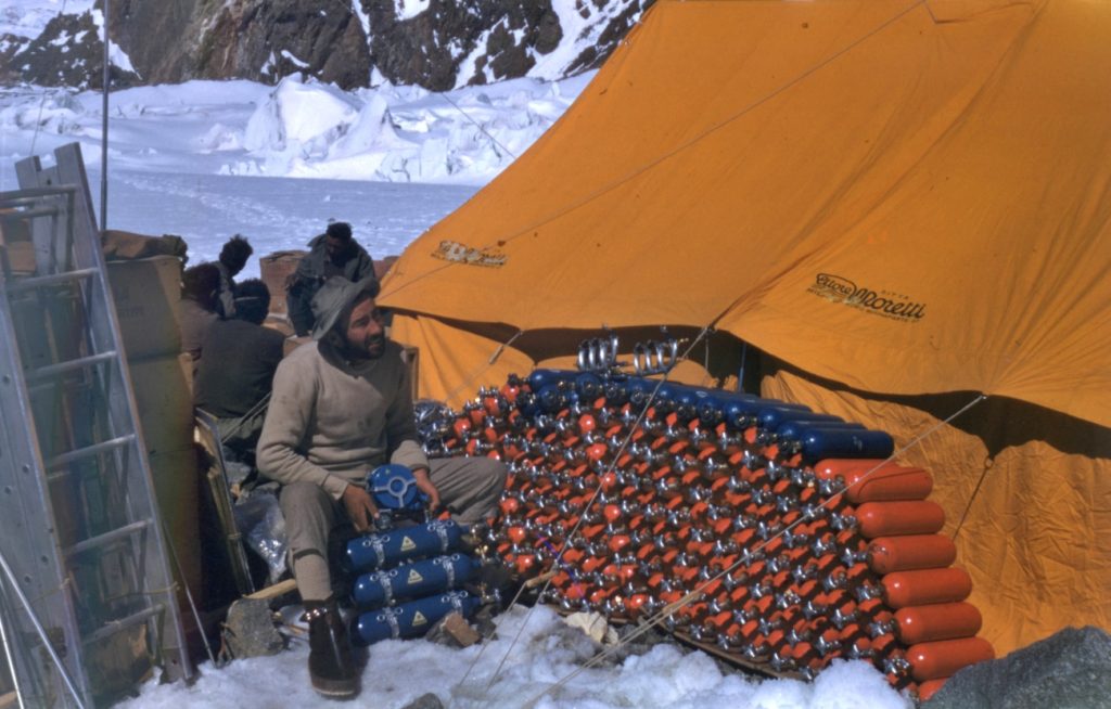 Bombole al campo-base, foto Ugo Angelino, Museo Nazionale della Montagna