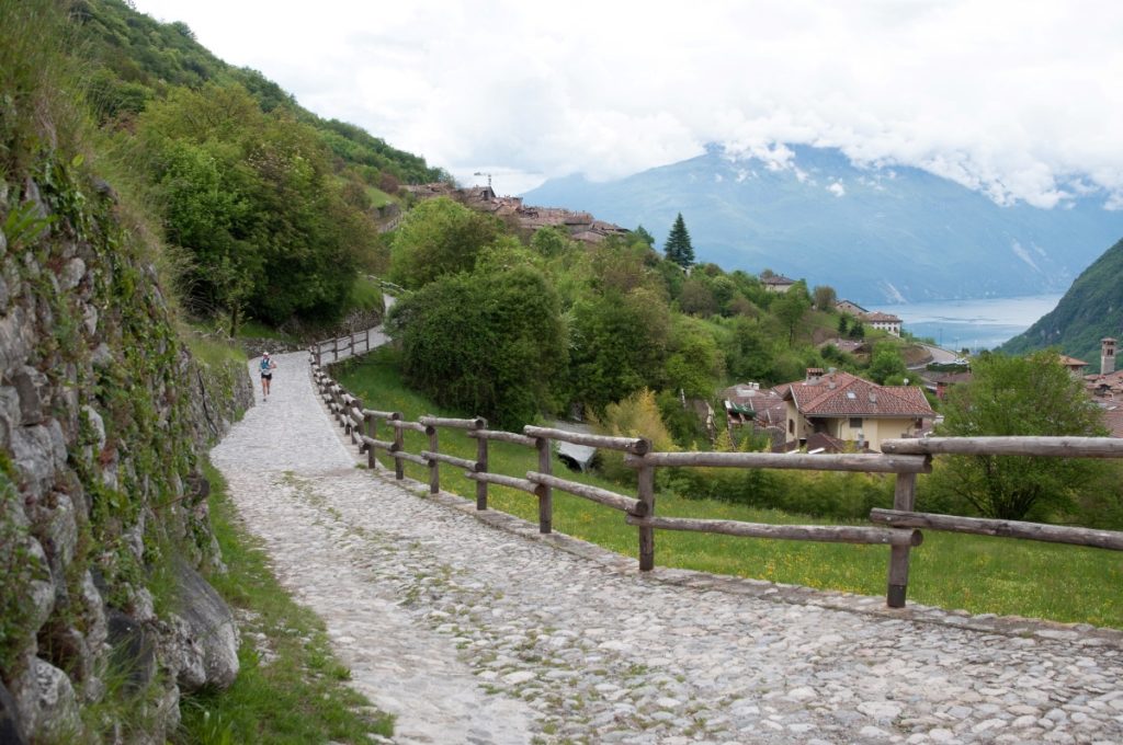 Borgo Canale e il Lago di Tenno, sul percrso del Garda Trentino Trail
