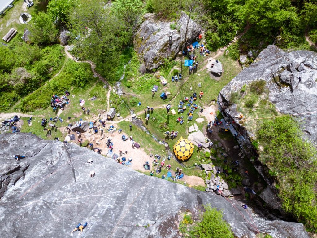 Con lo sguardo sempre all