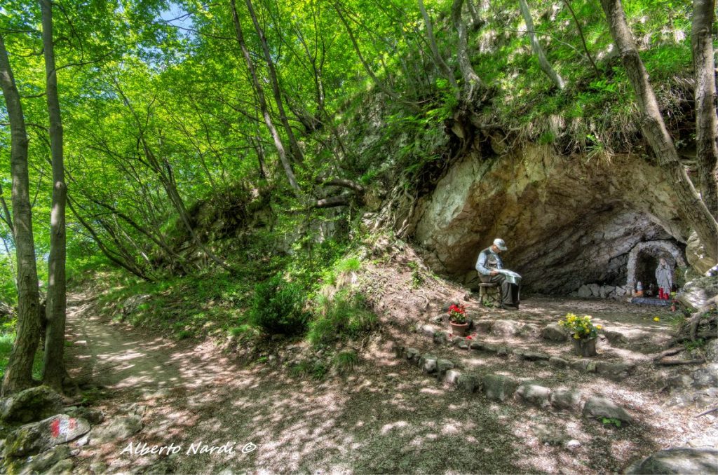 Edicola votiva tra i villaggi di Lonno e Salmezza. Foto Alberto Nardi