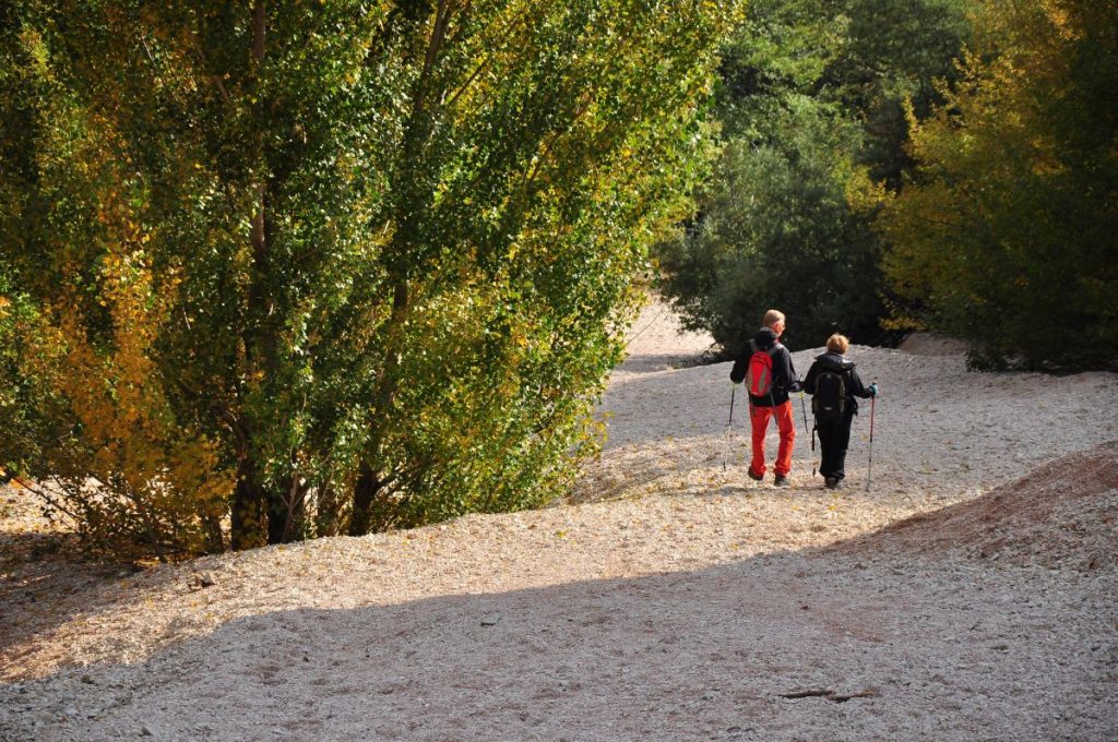 Escursionisti ai piedi delle Lame Rosse, foto Stefano Ardito