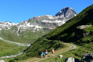 Escursionisti nel Vallone del San Grato. Foto di Stefano Ardito