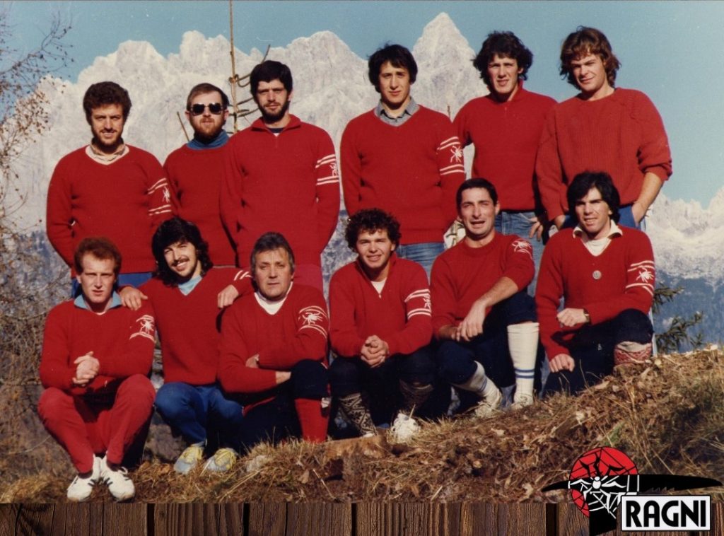 Foto di gruppo nel 1983 Foto FB Gruppo Rocciatori Ragni di Cadore