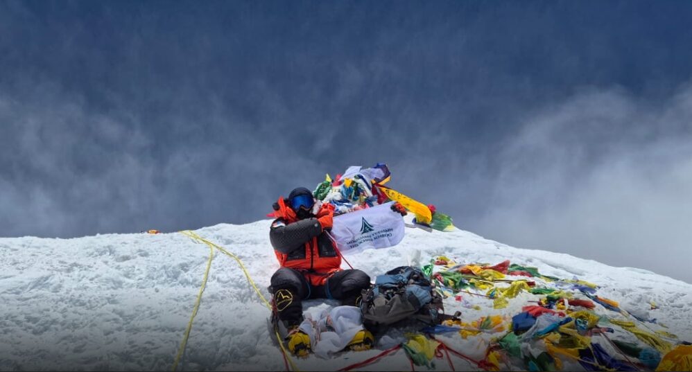 Foto di vetta per uno dei due alpinisti della Mongolia, deceduti durante la successiva discesa. Foto Everest Chronicle