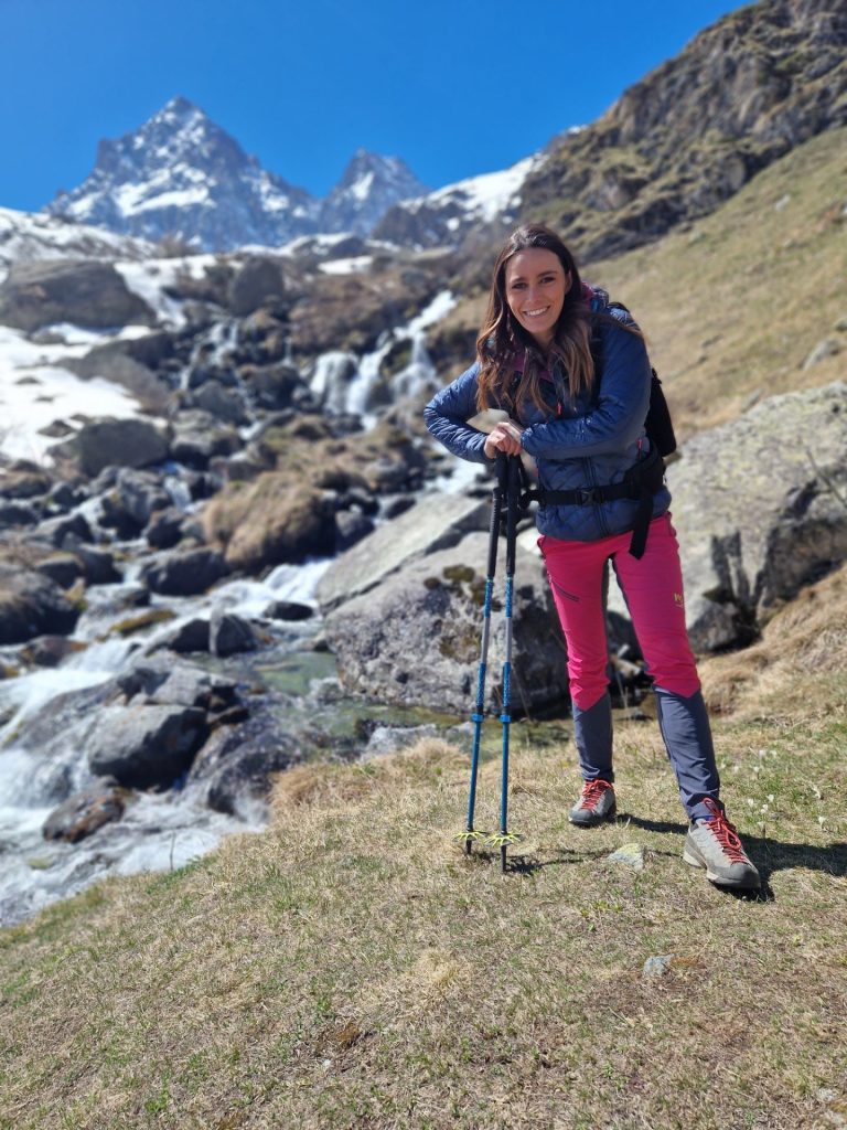 Giulia Capocchi con alle spalle il Monviso