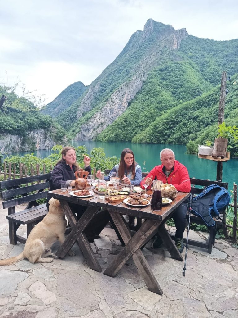 Giulia Capocchi e Lino Zani onorano i prodotti tipici della zona del lago Koman