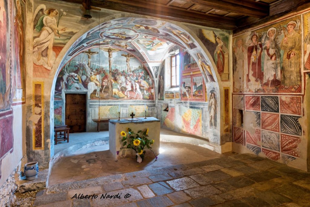 Gli affreschi nella chiesa di San Bernardo. Foto Alberto Nardi