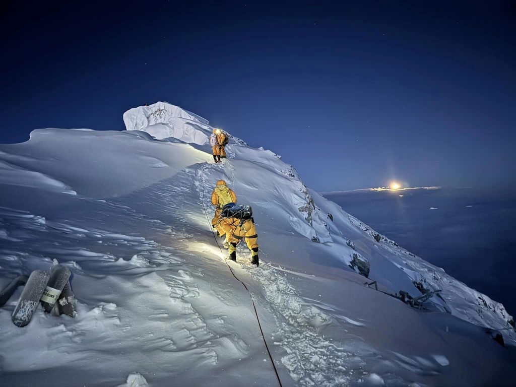 Gli alpinisti di Furtenbach Adventures verso la cima dell