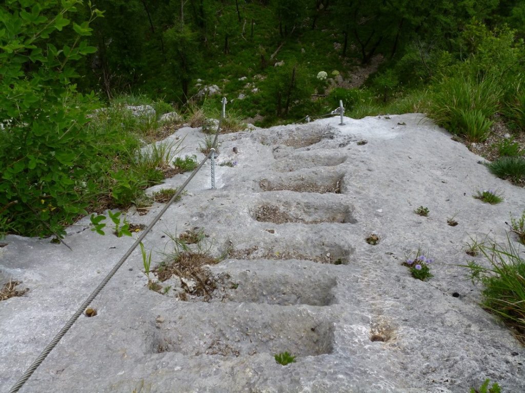 I gradini intagliati a mano sulla placca inclinata. Foto Alfio Ciabatti
