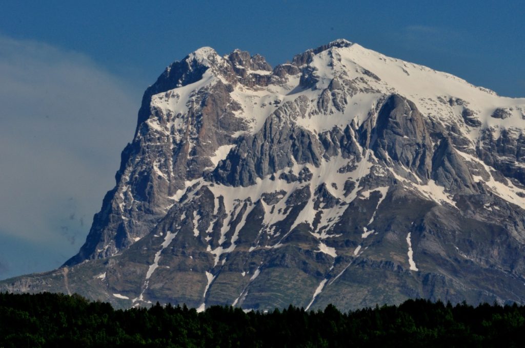 Il Corno Grande e il Corno Piccolo dalle Cento Fonti. Foto Stefano Ardito
