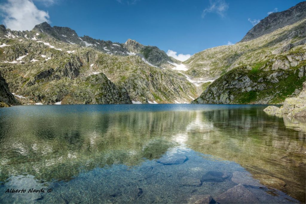 Il Lago Lambin e, sullo sfondo, il Passo Serodoli. Foto Alberto Nardi