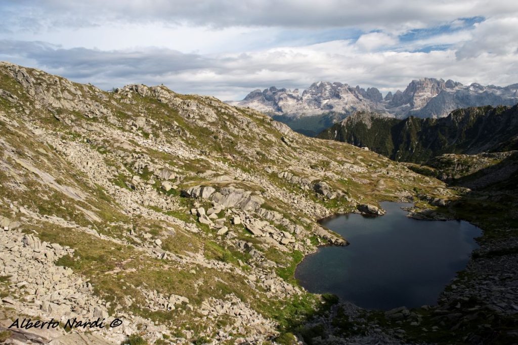 Il Lago Nero e, sullo sfondo, le Dolomti di Brenta. Foto Alberto Nardi