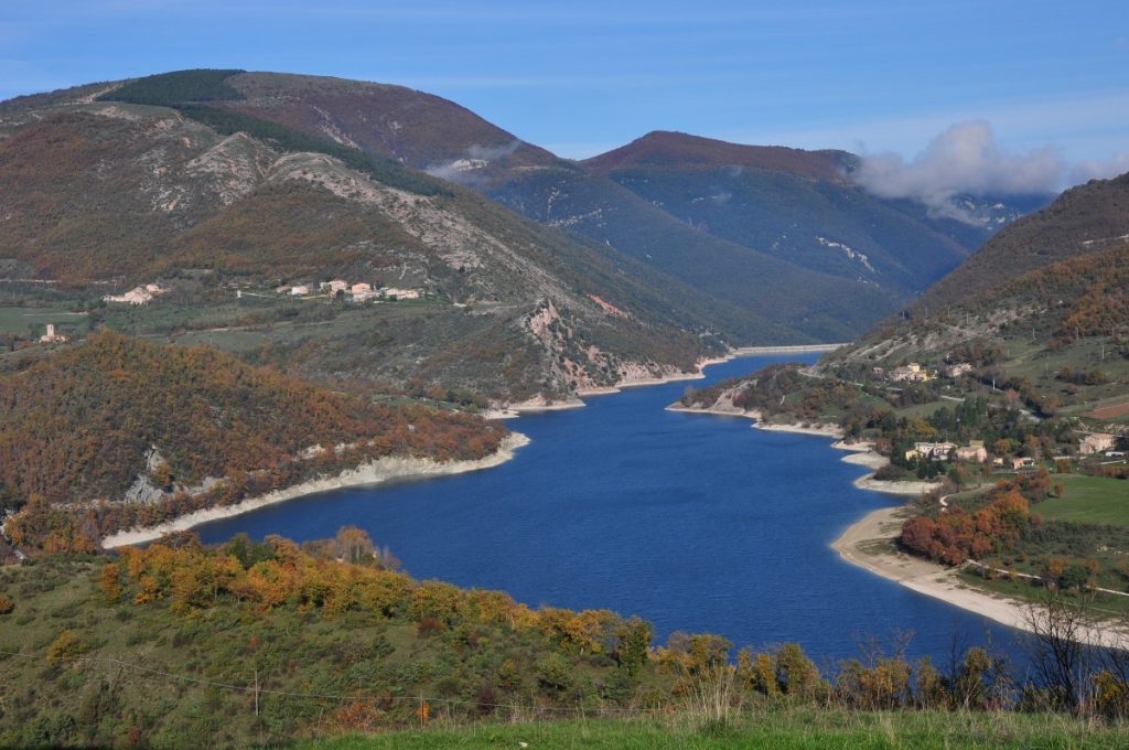 Il Lago di Fiastra, foto Stefano Ardito
