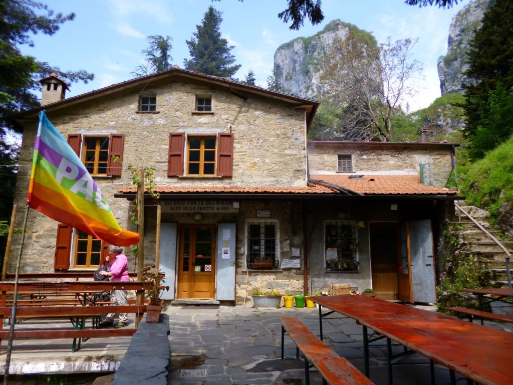 Il Rifugio Forte dei Marmi con alle spalle il Procinto. Foto Alfio Ciabatti