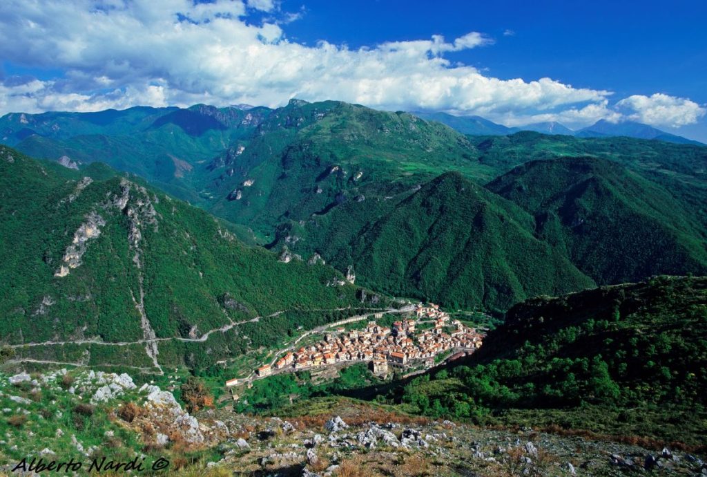 Il paese di Orsomarso e la Riserva del fiume Argentino. Foto Alberto Nardi