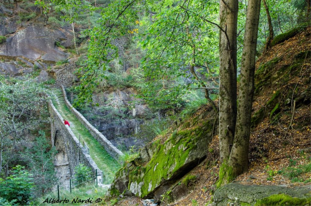 Il ponte di pietra sul sentiero per Badolina. Foto Alberto Nardi