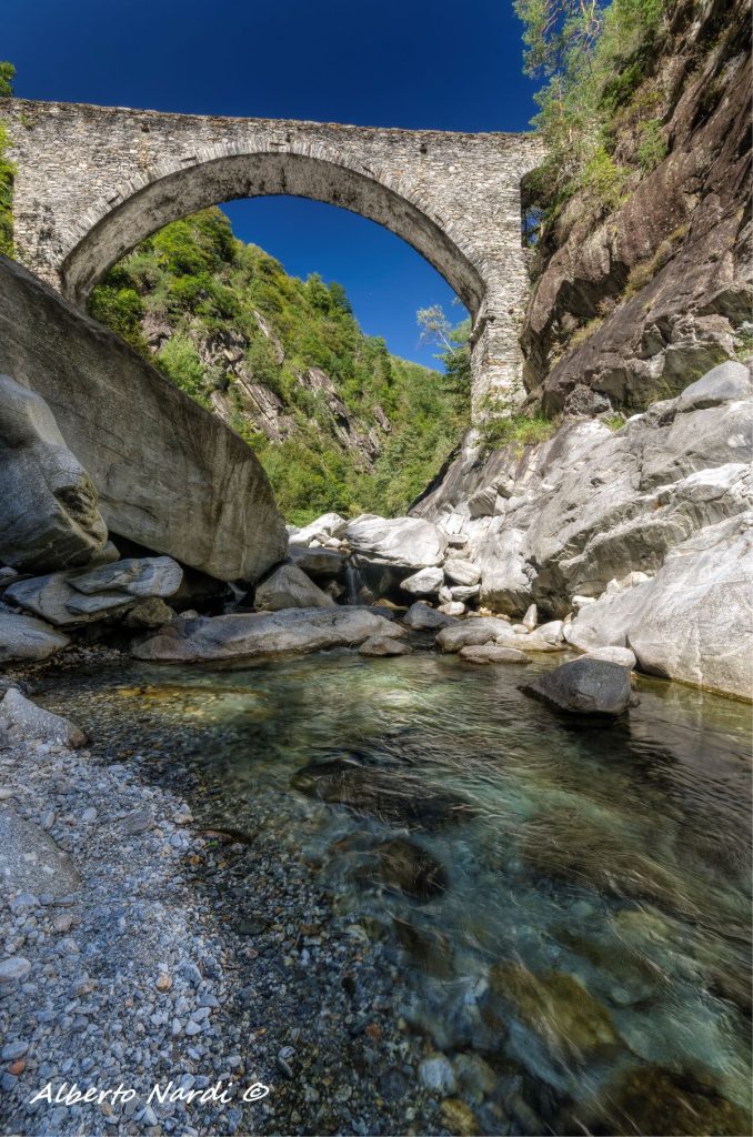 Il ponte medievale che attraversa il Boggia. Foto Alberto Nardi