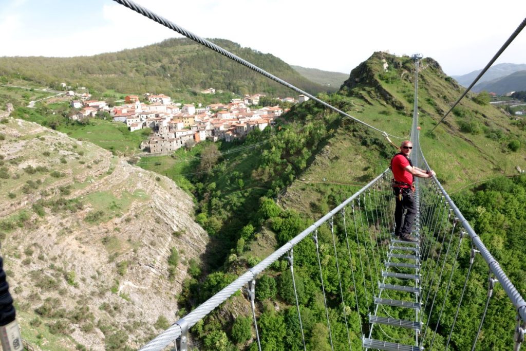 Il ponte tibetano di Sasso di Castalda, foto Stefano Ardito