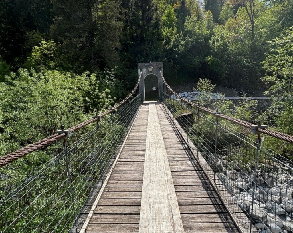 Il ponticello sul torrente Resia in località Tigo.
