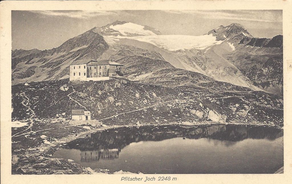 Il rifugio intorno alla metà del secolo scorso. Foto Archiv Leopold Volgger