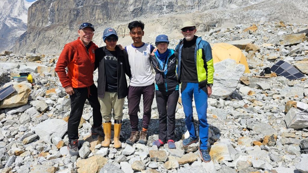 Il team al completo. Solo cinque persone, alpinisti inclusi.