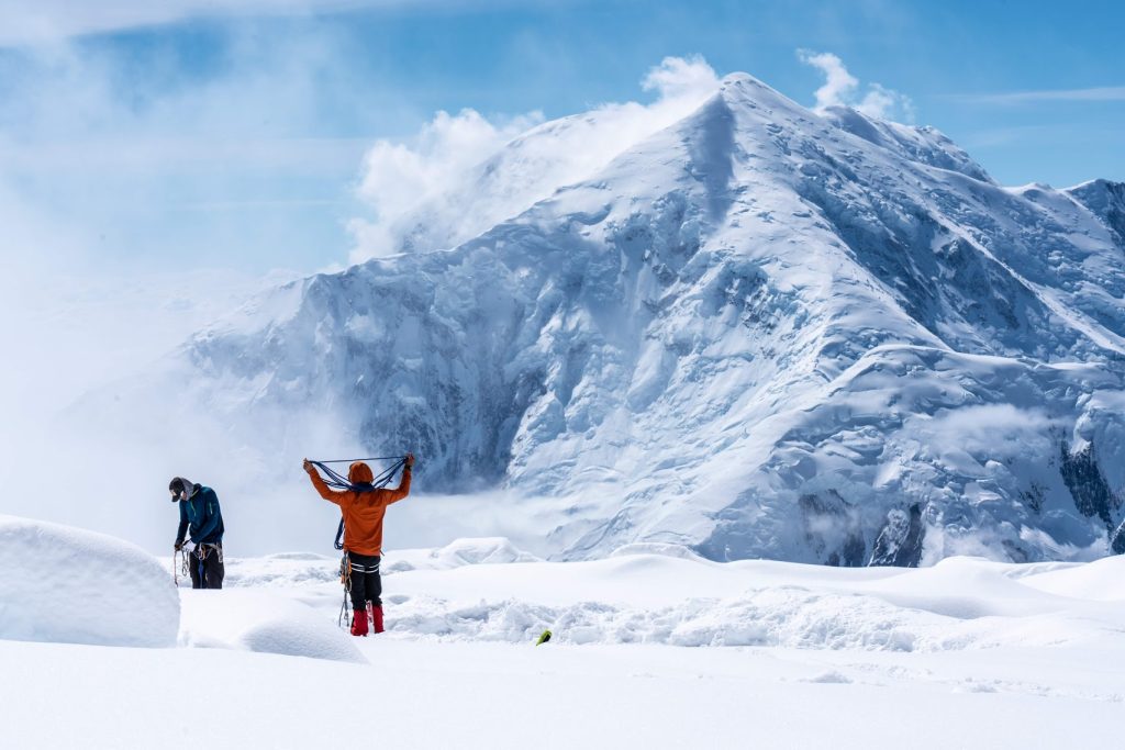 In cammino verso i campi alti. Foto FB Luca Montanari