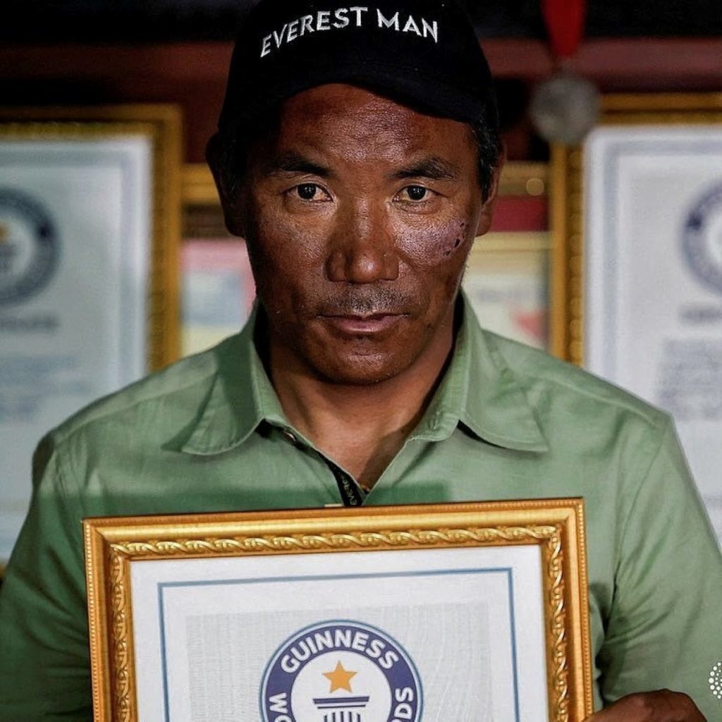 Kami Rita Sherpa con il diploma del Guinness dei primati nel 2023