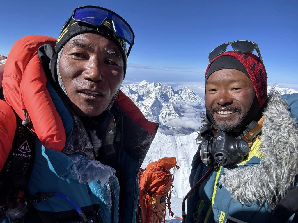 Kami Rita e Tsering Dorji Sherpa sulla vetta, 22 maggio