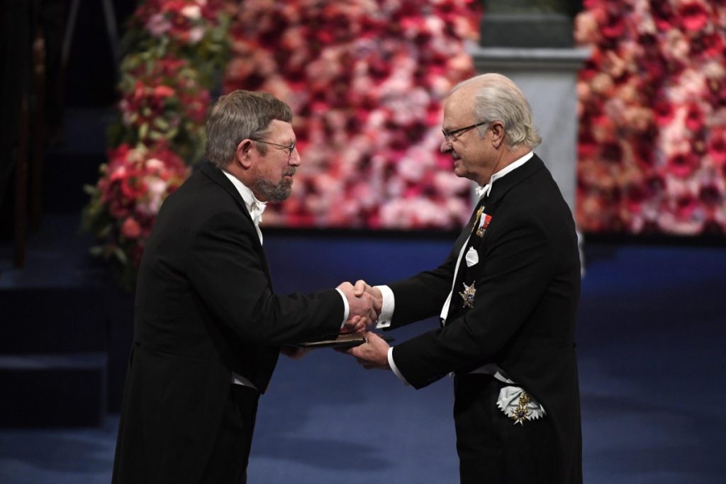 Kosterlitz riceve il Premo Nobel da re Gustavo di Svezia. @ANSA