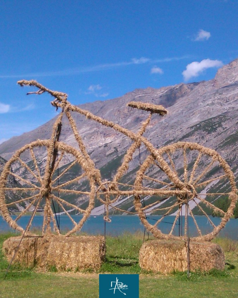 La bicicletta realizzata con ferro e fieno da Vania Cusini in occasione del Giro d