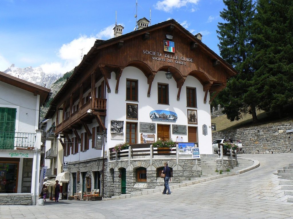 La sede della Società Guide Alpine di Courmayeur al cui interno si trova anche il Museo Alpino Duca degli Abruzzi @Wikimedia Commons
