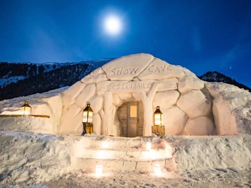 La snow-cave realizzata interamente con neve pressata