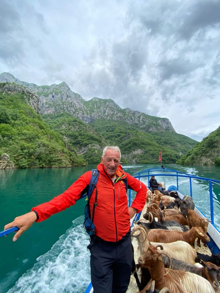 La transumanza delle capre sul lago Koman