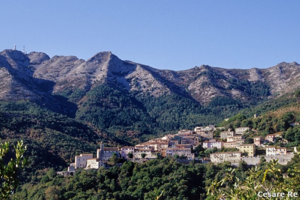 Marciana e la cresta del Monte Capanne. Foto Cesare Re