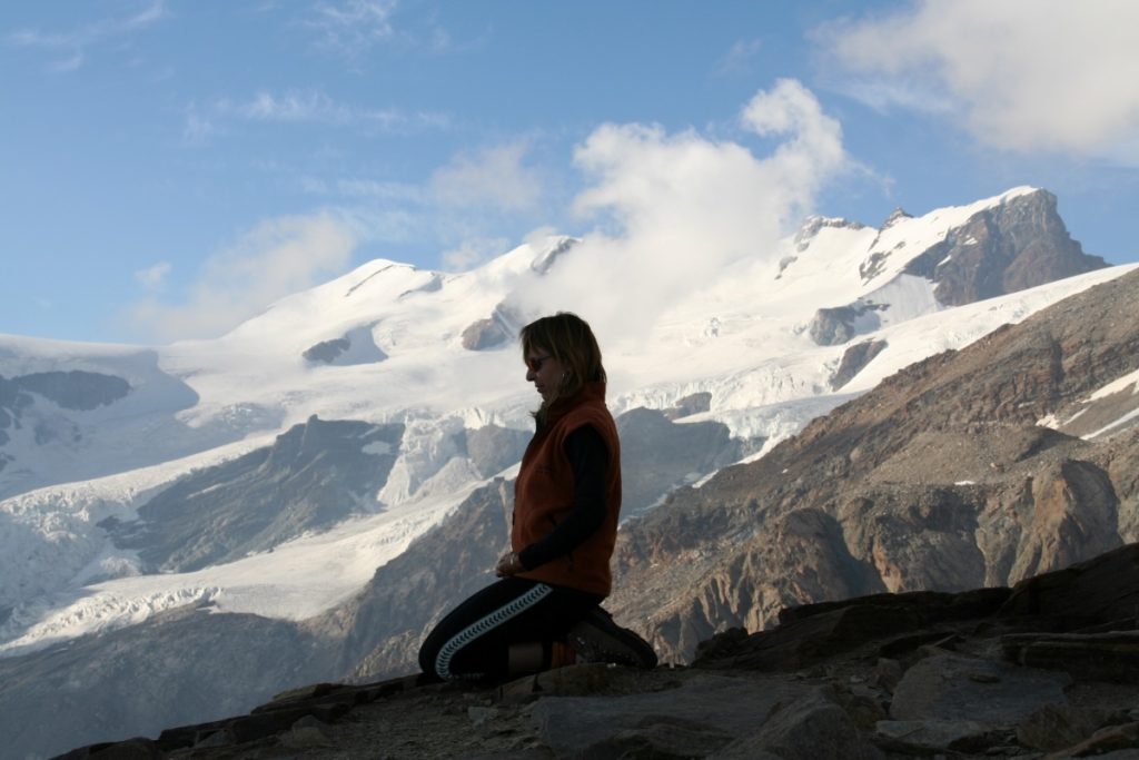 Marzia Mosca durante una sessione di Yoga. Alle sue spalle il Monte Rosa @Marzia Mosca