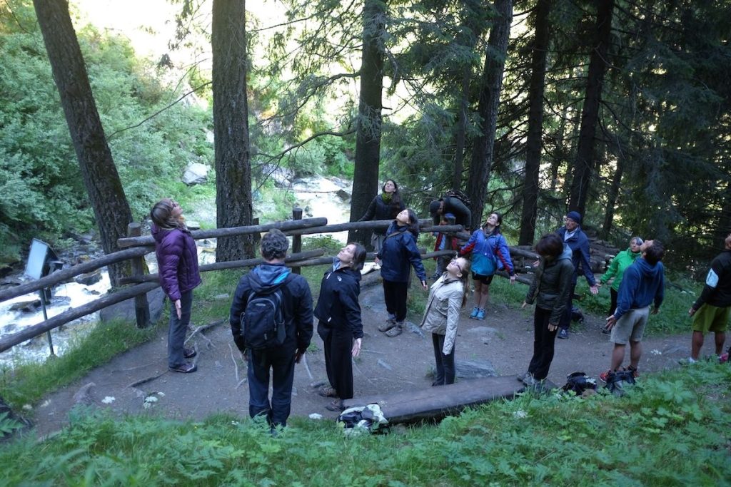 Marzia Mosca e un gruppo di trekker presso la cascata di Mascognaz @Marzia Mosca