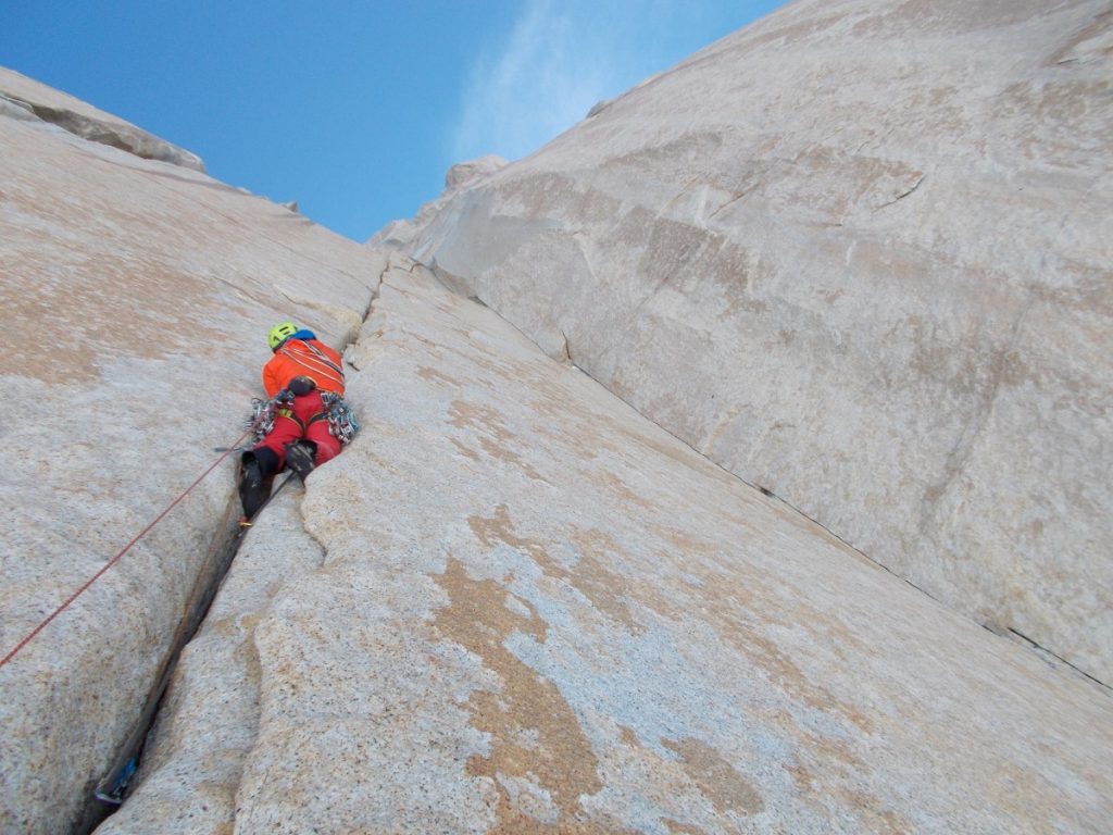 Matteo Della Bordella durante la prima ripetizione della via dei Ragni sul pilastro est del Fitz Roy, realizzata in stile alpino nel 2016 con David Bacci