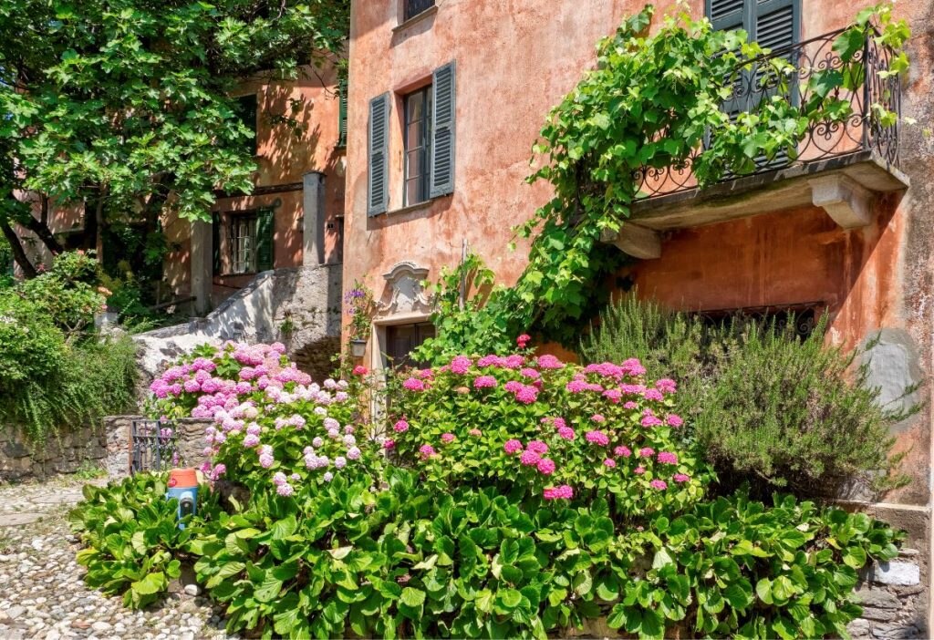Nel villaggio di Ciona. Foto Alberto Nardi