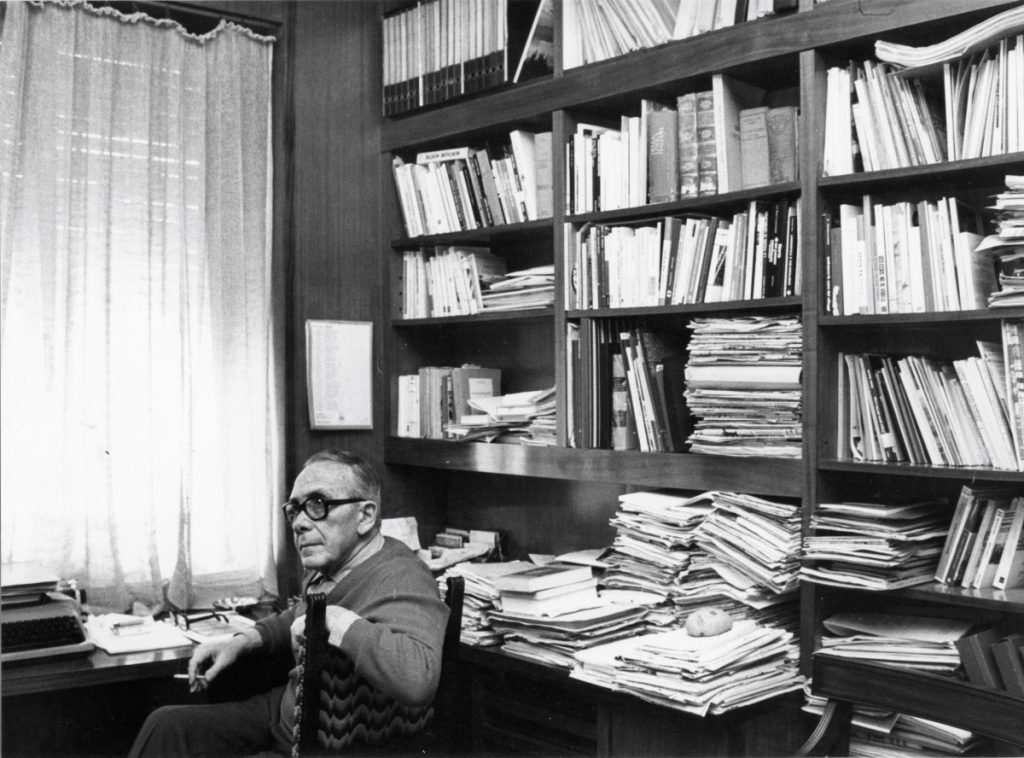 Nuto Revelli nel suo studio a Cuneo. Foto Archivio Nuto Revelli