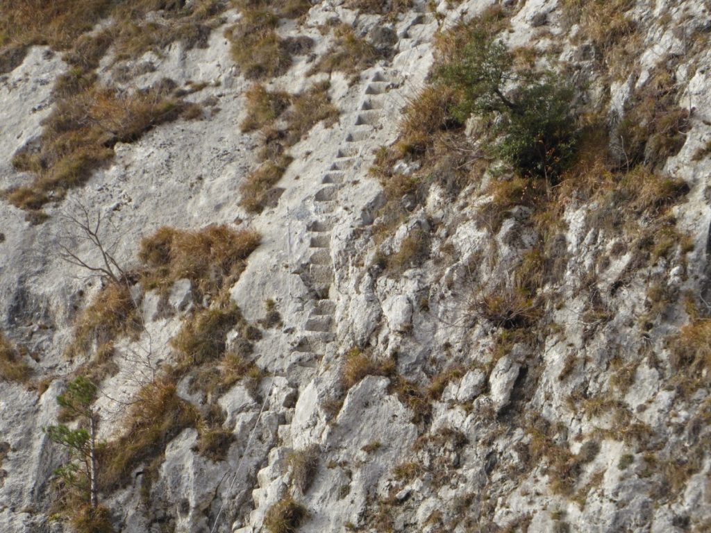 Particolare dei gradini scalpellati sulla ferrata del Procinto. Foto Alfio Ciabatti