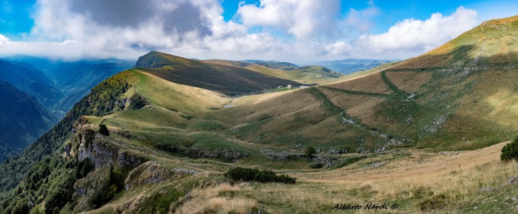 Passo Malera e, a sinistra, la Valle di Revolto. Foto Alberto Nardi