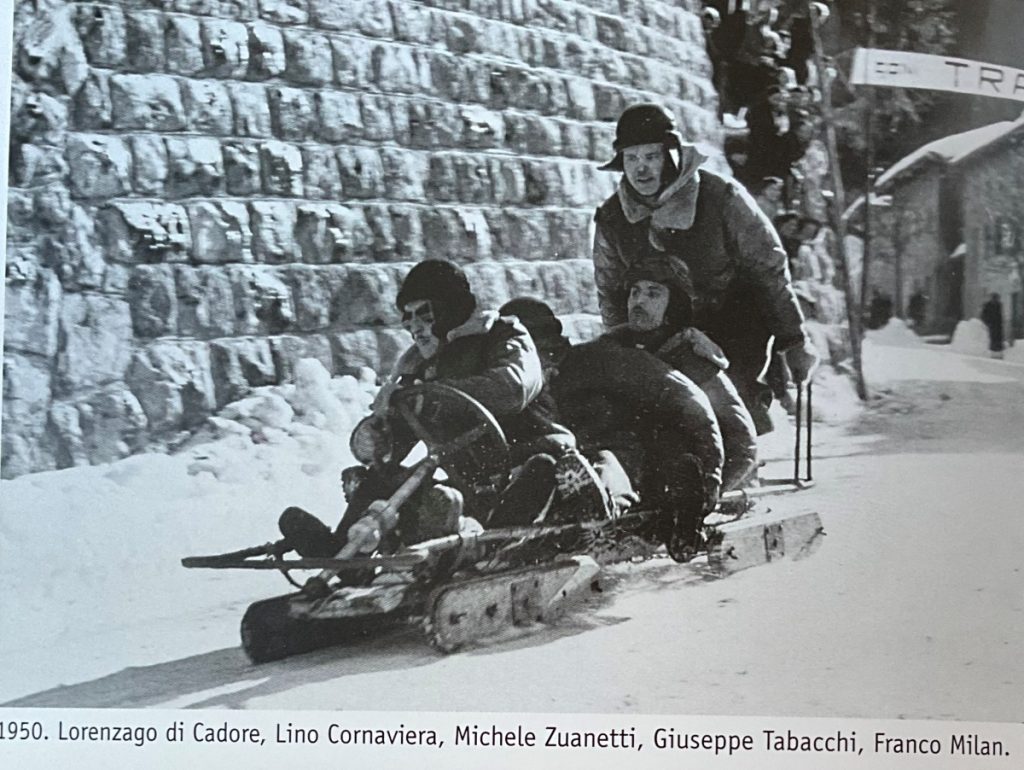 Su una guidoslitta nel 1950 a Lorenzago di Cadore. Foto dal libro La storia del gruppo Rocciatori Ragni di Pieve di Cadore, Paolo Bonetti