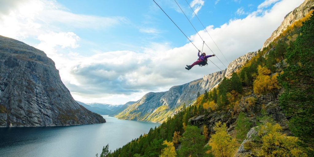 Trolltunga Zipline, in Norvegia. Foto Vegard Breie, Visit Hardangerfjord