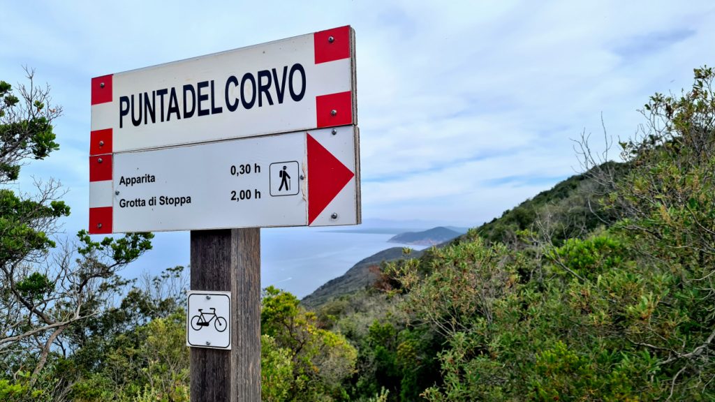 Un cartello a Punta del Corvo, foto SA