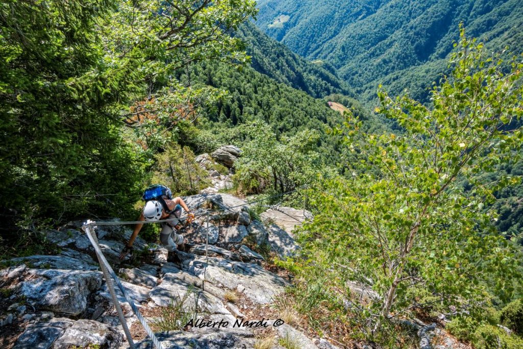 Un tratto agevole della Ferrata dei Tre signori, nel Canton Ticino. Foto Alberto Nardi