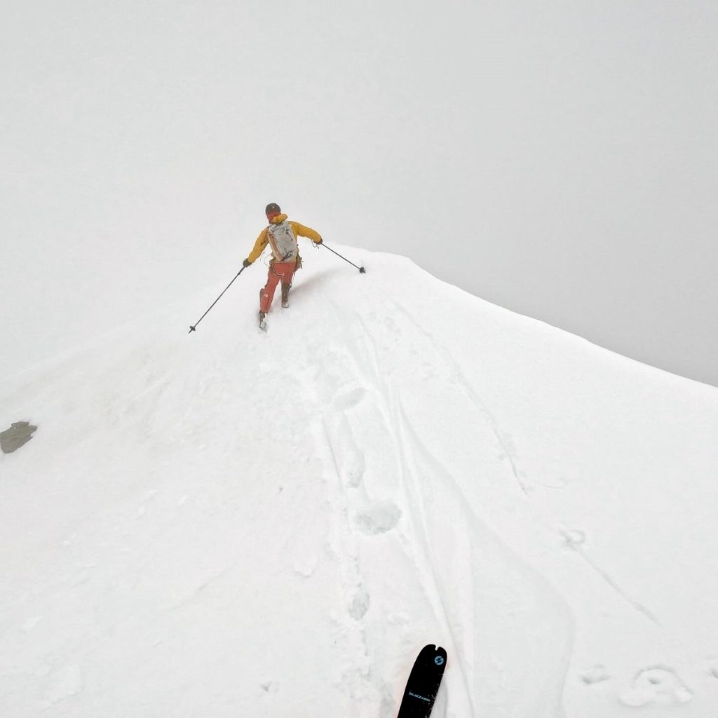 Un tratto della discesa nella nebbia. Foto FB Bejamin Vedrines
