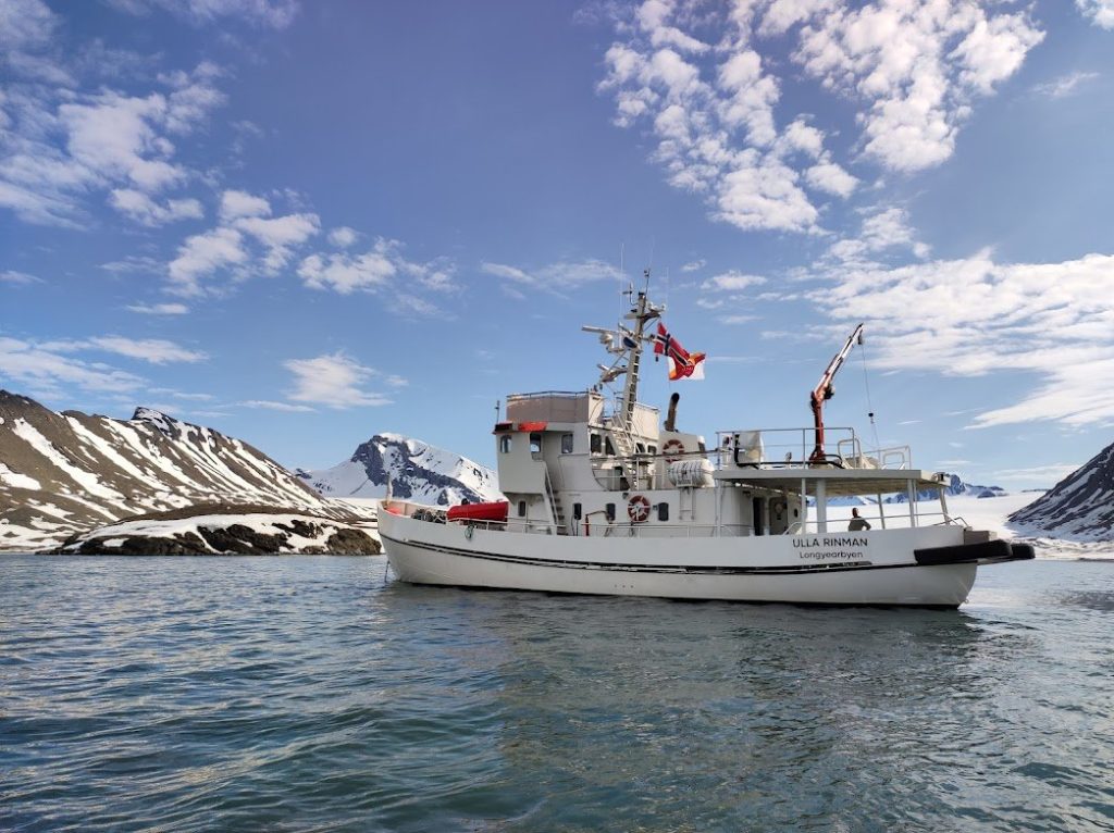 Una delle barche utilizzate dagli sci alpinisti. Foto Matteo Colizzi
