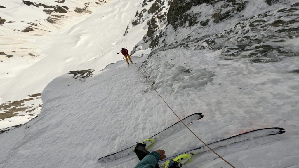 Una delle calate nel tratto centrale della parete. Foto FB Benjamin Védrines - Alpiniste