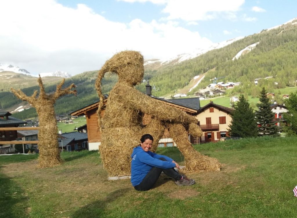 Vania Cusini davanti ad alcune sue installazioni di fieno
