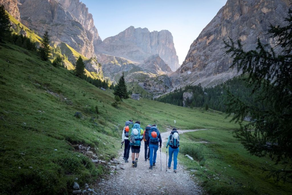 Verso la Marmolada, nel tratto finale del Sentiero della Pace. Foto Daniele Lira